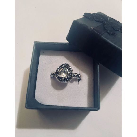 Gorgeous white sapphire AND SILVER RING - Picture 2 of 7